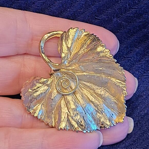 Vintage  BSK Brooch Pin, Goldtone Leaf - Picture 3 of 4